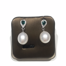 Load image into Gallery viewer, Green Stone Finest Tear Drop Pearl Earrings
