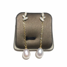 Load image into Gallery viewer, Leaves Tear Drop Pearl Earrings
