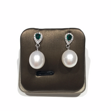 Load image into Gallery viewer, Green Stone Finest Tear Drop Pearl Earrings
