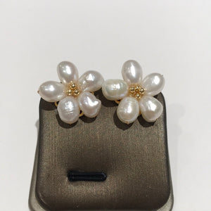 Flower Pearl Studs White