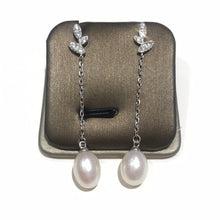 Load image into Gallery viewer, Leaves Tear Drop Pearl Earrings
